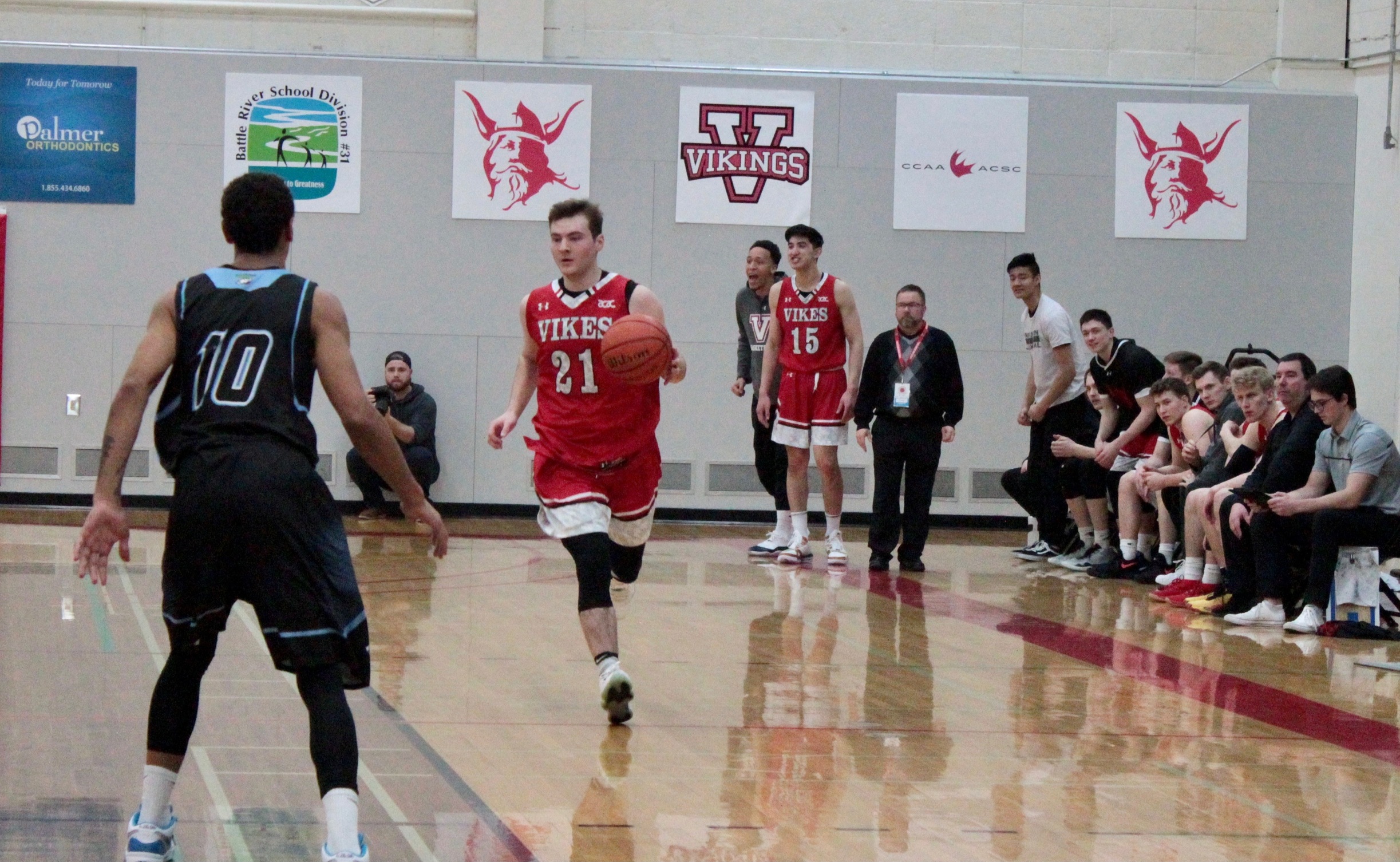 Vikings get off to a hot start against the Wolves